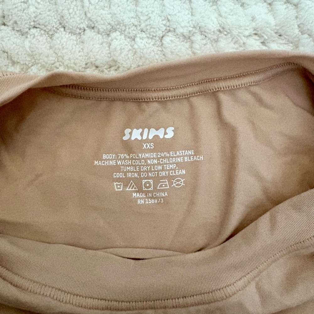 SKIMS Super Cropped Beige T-Shirt